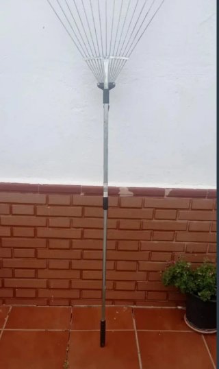 Rastrillo metálico y tijera de poda extensible