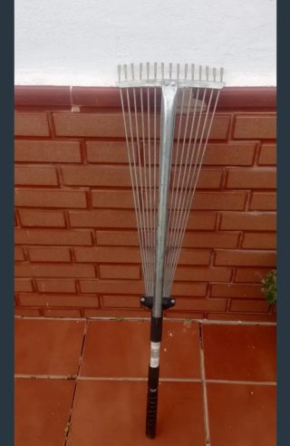 Rastrillo metálico y tijera de poda extensible