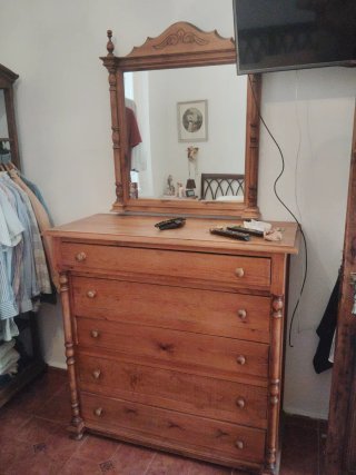 Cabecero de madera rústico más cómoda y mesillas.