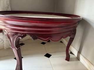 Mesa redonda de madera y mármol
