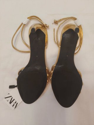 Sandalias doradas Zara Talla 37