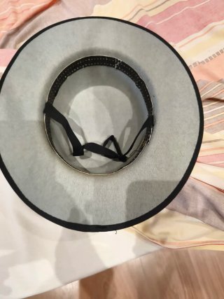 Sombrero de ala ancha gris