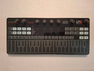IK Multimedia Uno Synth Pro Desktop Sintetizador
