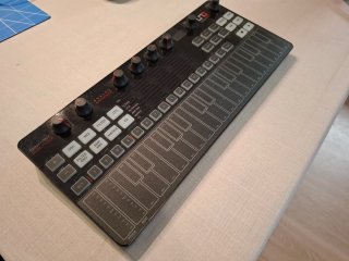 IK Multimedia Uno Synth Pro Desktop Sintetizador