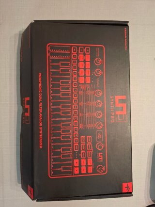 IK Multimedia Uno Synth Pro Desktop Sintetizador