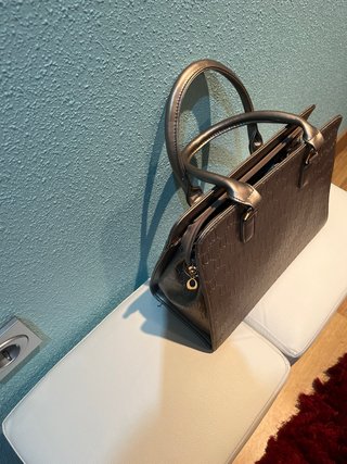 Bolso marrón y dorado