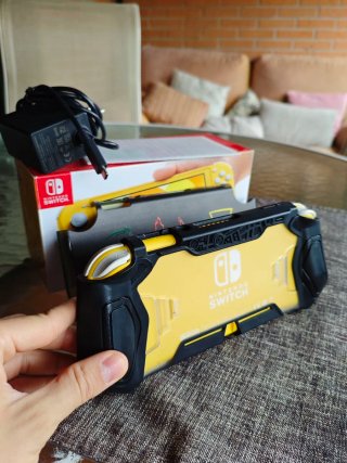 Nintendo Switch Lite Amarillo + Accesorios
