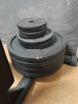 Banco de pesas y barras con discos