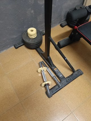 Banco de pesas y barras con discos