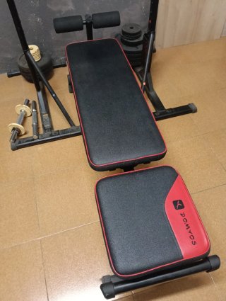 Banco de pesas y barras con discos
