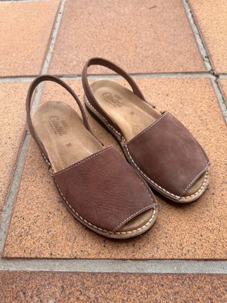 Abarca Castell unisex nobuck marrón anatómica T-38