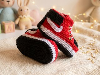 Scarpette neonato fatte a mano tipo Jordan rosso