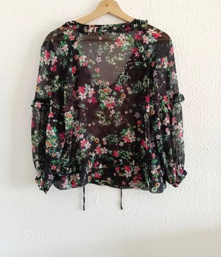 Blusa Mango floral negra semitransparente Talla S
