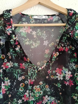 Blusa Mango floral negra semitransparente Talla S