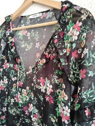 Blusa Mango floral negra semitransparente Talla S