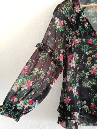 Blusa Mango floral negra semitransparente Talla S