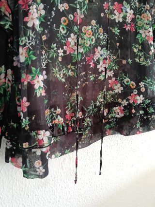 Blusa Mango floral negra semitransparente Talla S