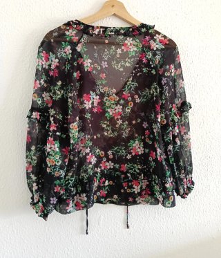 Blusa Mango floral negra semitransparente Talla S