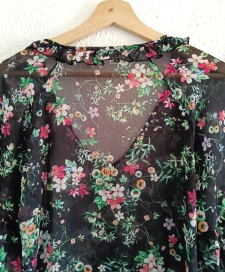 Blusa Mango floral negra semitransparente Talla S