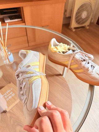 Zapatillas Adidas Beige y Amarillas Talla 39.5 fr