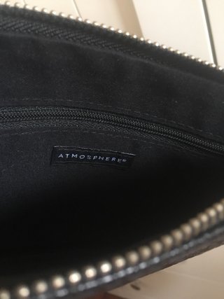 Bolso negro Atmosphere efecto piel serpiente