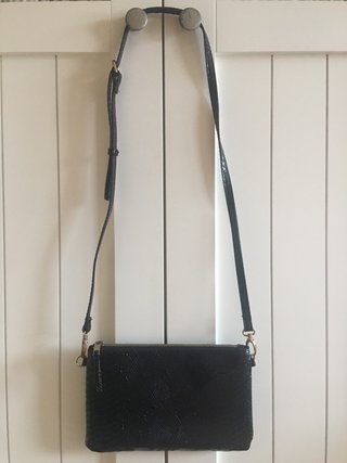 Bolso negro Atmosphere efecto piel serpiente