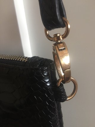 Bolso negro Atmosphere efecto piel serpiente