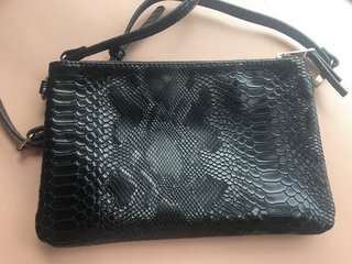 Bolso negro Atmosphere efecto piel serpiente