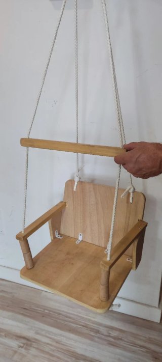 Columpio de madera hecho a mano