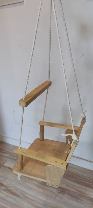 Columpio de madera hecho a mano