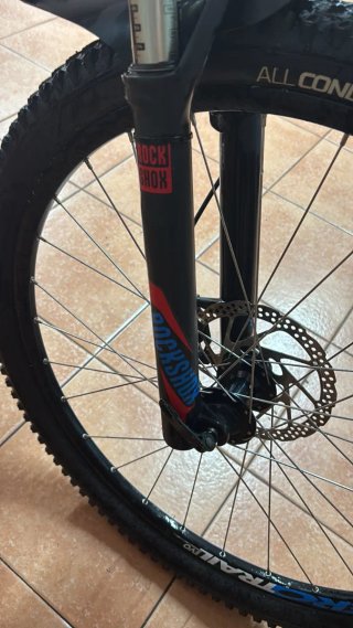 Bicicleta de Montaña Azul y Roja giant talon
