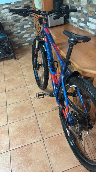 Bicicleta de Montaña Azul y Roja giant talon
