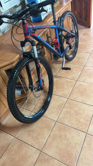 Bicicleta de Montaña Azul y Roja giant talon