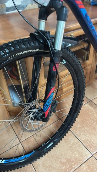 Bicicleta de Montaña Azul y Roja giant talon
