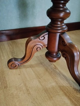 Mesa auxiliar de madera