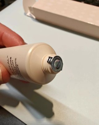 Labial MAC Marrón y limpiador facial.
