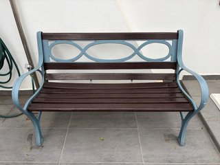 Banco de jardín de madera y hierro forjado