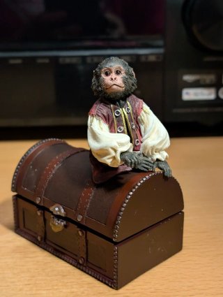 Mono Pirata con Cofre Piratas del caribe