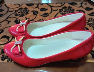 Zapatos rojos con lazo y pedrería