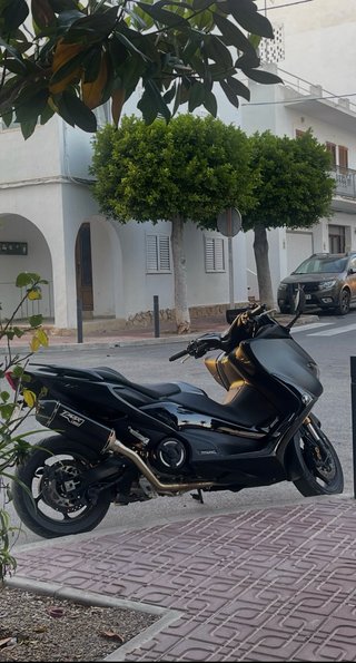 Yamaha TMAX Tech MAX Negra