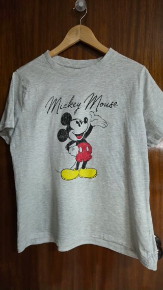 Camiseta Mickey Mouse Gris talla L pero como una M