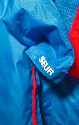 Chaquetón impermeable SEUR azul y roja