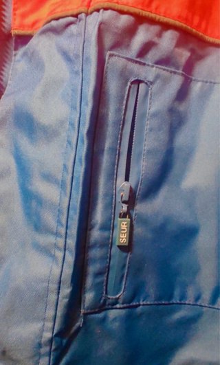 Chaquetón impermeable SEUR azul y roja