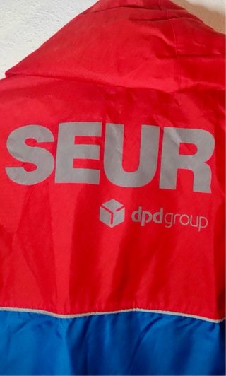 Chaquetón impermeable SEUR azul y roja