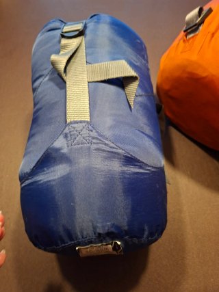 Mochilas y sacos de dormir para excursión