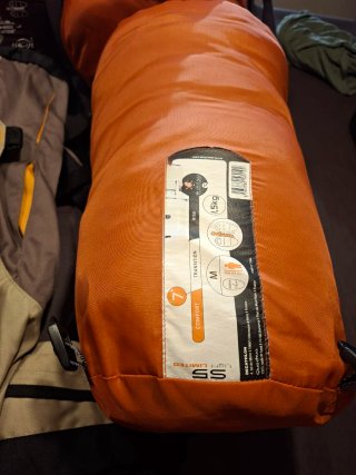 Mochilas y sacos de dormir para excursión