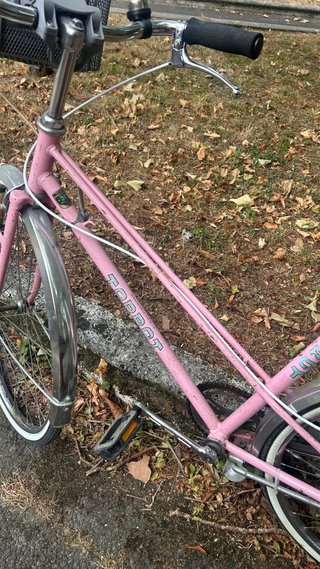 Bicicleta urbana rosa con cesta