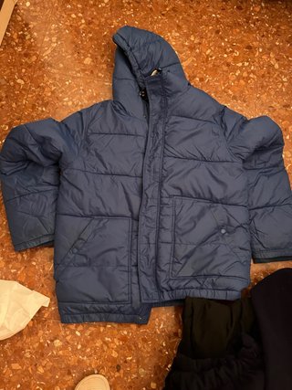 Chaqueta azul con capucha