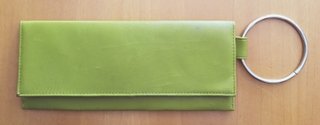 Bolso de mano verde con aro metálico
