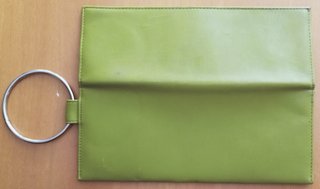 Bolso de mano verde con aro metálico